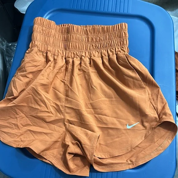 NWT Nike Training One High Rise 3 inch shorts in Rust Orange - S - Picture 4 of 6